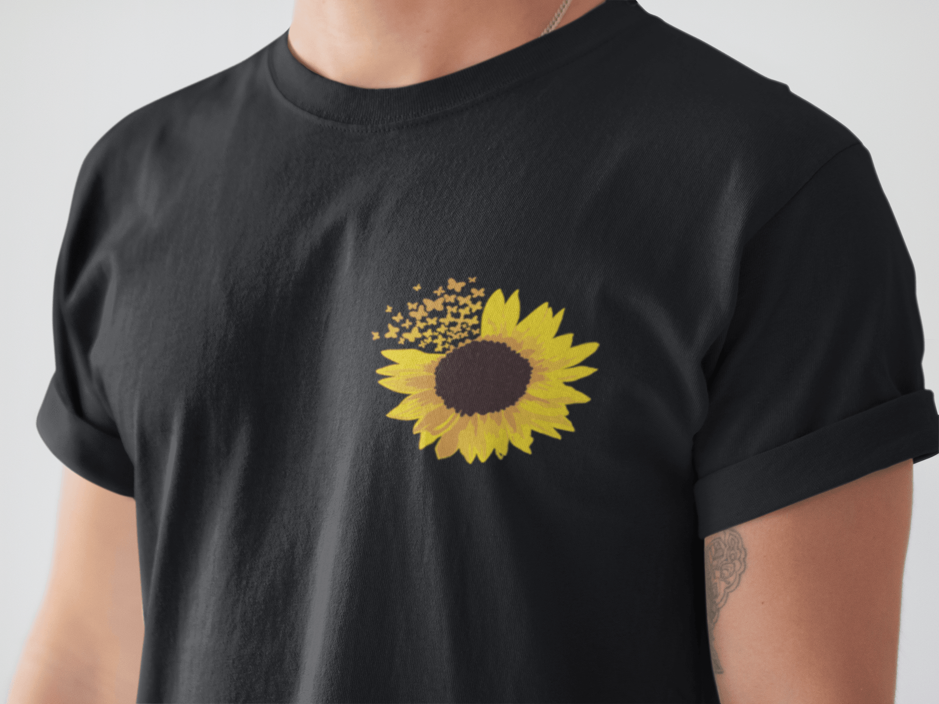 Sonnenblume mit Schmetterlingen (Brusttaschenmotiv) - Unisex Shirt - PflanzenFan