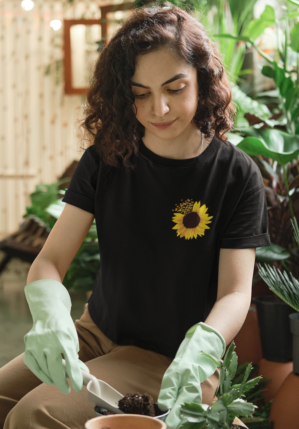 Sonnenblume mit Schmetterlingen - Brusttaschendesign - Unisex Shirt